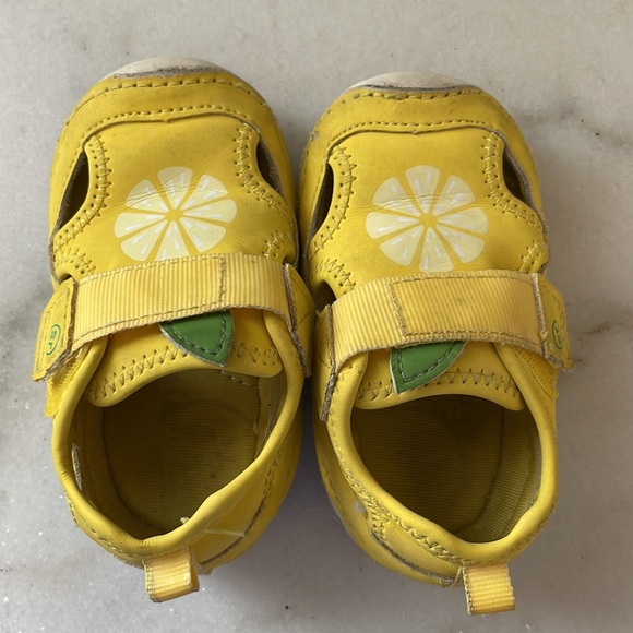 COPY - Stride Rite Splash sandals in lemon - Picture 2 of 5